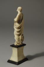 LE RENIEMENT DE SAINT-PIERRE. Statuette en ivoire tourné et sculpté...