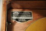 GRAMOPHONE de marque VICTROLA dans son coffret de bois avec...