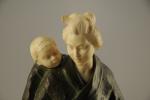 WIHTE H.M. (XIXe-XXe)Japonaise à l'enfant. Sculpture chryséléphantine en bronze polychrome...