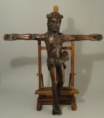 CHRIST en bois sculpté couronné d'épines, le visage apaisé, les...