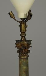 LAMPE à quatre lumières adoptant la forme d'une colonne corinthienne...