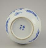 VIETNAM. Petit VASE-BOUTEILLE piriforme en porcelaine blanche à décor bleu...