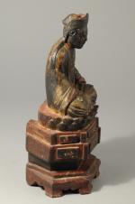 VIETNAM. STATUE en bois sculpté polychrome figurant un prêtre en...