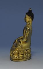 TIBET. Petite STATUETTE de SAKYAMUNI en bronze doré assis en...