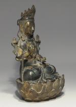 CHINE. BODHISATTVA en bronze, assis en padmasana sur un socle...