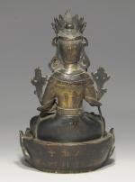 CHINE. BODHISATTVA en bronze, assis en padmasana sur un socle...