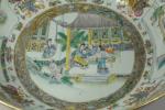 CHINE. BASSIN en porcelaine à riche décor polychrome et or...
