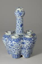 CHINE. TULIPIÈRE en porcelaine à décor floral bleu et blanc....