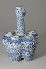 CHINE. TULIPIÈRE en porcelaine à décor floral bleu et blanc....