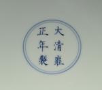 CHINE. PLAT en porcelaine polychrome à décor de dragons et...