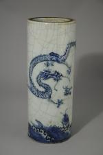CHINE. PORTE-PINCEAUX de forme rouleau en porcelaine craquelée à décor...