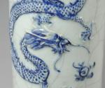 CHINE. PORTE-PINCEAUX de forme rouleau en porcelaine craquelée à décor...