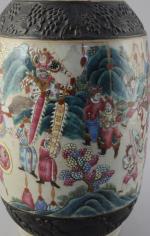 CHINE. VASE balustre en porcelaine à décor polychrome de scènes...