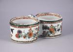 CHINE. PORTE HULIER-VINAIGRIER en porcelaine à décor floral polychrome et...