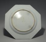 CHINE. PLAT de forme hexagonale en porcelaine à décor en...