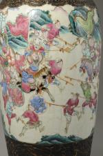 CHINE. Grand VASE ROULEAU en porcelaine à décor polychrome de...