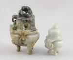 CHINE. DEUX BRÛLE-PARFUMS en jadéïte sculptée.- BRÛLE-PARFUM tripode en jadéite...