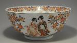 JAPON. Grande COUPE en porcelaine polychrome et or, à décor...