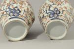 JAPON. Paire de VASES balustre COUVERTS en porcelaine recevant un...