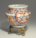 JAPON. VASE en porcelaine à décor floral imari bleu, rouge...