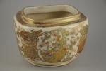 JAPON. CACHE-POT de forme losangique en porcelaine craquelée à décor...