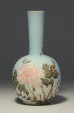JAPON. VASE piriforme à large base, en porcelaine peinte d'une...