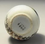 JAPON. VASE piriforme à large base, en porcelaine peinte d'une...