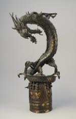JAPON. PAIRE de DRAGONS reposant sur une cloche en bronze...