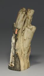 CHINE. DÉFENSE de mammouth sculptée, cachet.Travail moderne.Haut. 23, Larg. 10...