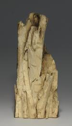 CHINE. DÉFENSE de mammouth sculptée, cachet.Travail moderne.Haut. 23, Larg. 10...