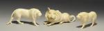 TROIS LIONS en ivoire sculpté.Première moitié du XXe. Long. 11,...
