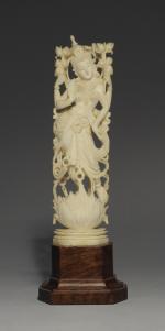 DEUX STATUETTES en ivoire sculpté et ajouré figurant une déesse...