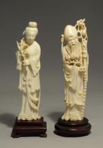 Deux STATUETTES en ivoire sculpté. Le premier figure Shou Lao...