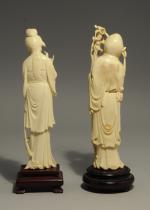 Deux STATUETTES en ivoire sculpté. Le premier figure Shou Lao...
