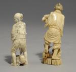 Deux SATUETTES en ivoire sculpté. La première représente un homme...