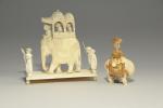 STATUETTE en ivoire sculpté figurant un éléphant encadré de quatre...