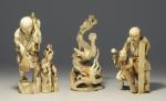 3 OKIMONOS en ivoire sculpté figurant deux dragons chassant la...