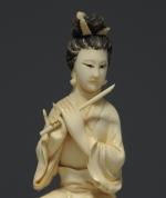 OKIMONO en ivoire figurant une joueuse de flûte.Première moitié du...