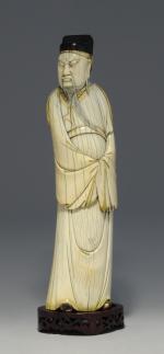 OKIMONO en ivoire figurant un homme.Première moitié du XXe.31,5 cm.