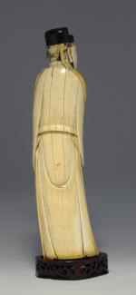 OKIMONO en ivoire figurant un homme.Première moitié du XXe.31,5 cm.