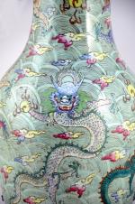 CHINE. VASE balustre en porcelaine à décor polychrome de dragons...