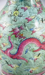 CHINE. VASE balustre en porcelaine à décor polychrome de dragons...