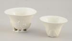 CHINE. Deux COUPES LIBATOIRES en porcelaine monochrome blanche en forme...