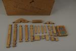 JEU DE CONSTRUCTION en bois comprenant différents éléments de tailles...