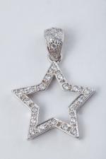 PENDENTIF "étoile" en or gris serti de pierres de synthèse...