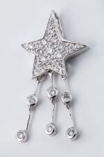 PENDENTIF "étoile" en or gris, serti de diamants.Poids brut :...