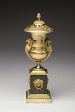 BRÛLE-PARFUM en bronze doré figurant un vase couvert sur piédouche...