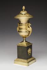 BRÛLE-PARFUM en bronze doré figurant un vase couvert sur piédouche...