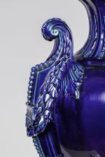 Grand VASE URNE de style XVIIIe, en porcelaine bleue.Belgique, Hainaut,...