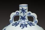 VASE GOURDE bianhu, en porcelaine à décor bleu de cobalt...